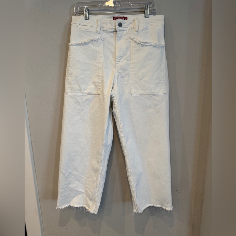 White Cropped Pants with Frayed Hem